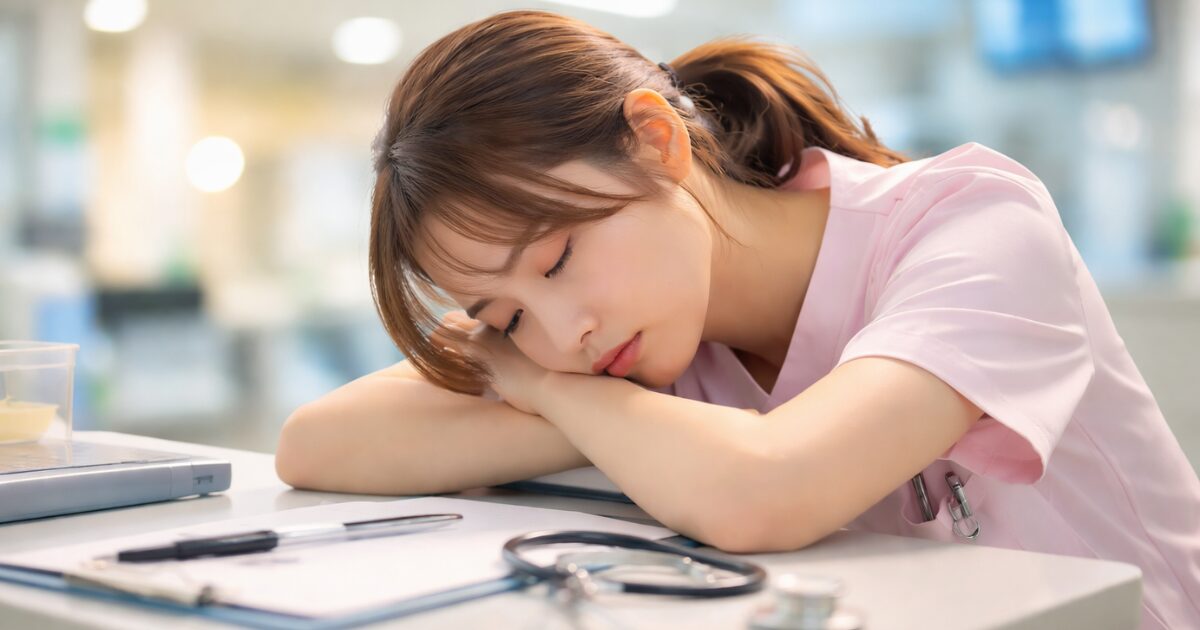 護師を辞めたいのは甘え？人手不足・夜勤で限界なあなたへ　というタイトルに最適なアイキャッチ画像を写真風に作成してください。暗すぎると読む気がなくなるので、最適な明るい雰囲気も残しつつ画像を作成してください。人物は入れても入れなくても良いです。テキストはなくて良いです。